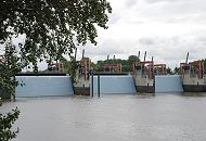 1443_3593 Blick von Entenwerder auf die geschlossenen Tore der Hochwasserschutzanlage. Das Sperrwerk bietet Schutz vor Sturmfluten von bis zu 8,10 m. Bei Hochwasser werden die ca. 250 Tonnen schweren Tore herunter geklappt. Das Sperrwerk ist nach dem Eider-Sperrwerk das zweitgrte in Deutschland.