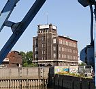 1467_3838 Blick ber den Billehafen zum historischen Kontorhaus am Brandshofer Deich in Hamburg Rothenburgsort. Das rote Klinkergebude wurde 1928/29 von dem Architekten Otto Hoyer als Kontorhaus ent- worfen.