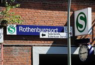 1474_3963 Schild S-Bahn Bahnhof Hamburg Rothen- burgsort ber dem Eingang - eine Bahnhofsuhr zeigt die Zeit an. Aus dem Mauerwerk des Bahnhofgebudes wchst ein junge Birke - ein Hinweisschild zeigt die Richtung zur Gedenk- sttte Bullenhuser Damm. 
