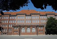 1476_ 3929 In der Schule Bullenhuser Damm wurden am 21. April 1945 von der SS zwanzig Kinder zusammen mit ihren Pflegern im Keller, der als Nebenlager des KZ Neuengamme verwendet wurde, auf brutale Weise ermordet. Dort befindet sich jetzt eine Gedenksttte. Das Gebude wird seit 1987 nicht mehr als Schule genutzt. 