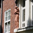1478_3682 Im ehem. Kinderkrankenhaus in der Marckmann- strasse von Hamburg Rothenburgsort sind zwischen 1941 und 1945 mehr als 50 behinderte Kinder unter Beteiligung der damaligen Hamburger Gesundheitsabteilung gettet worden. Die Skulptur "Mutterliebe" an der Fassade des ehem. Kinderkrankenhauses wurde von dem Bildhauer Richard Kuhl geschaffen.