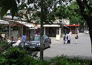 1485_1_6100069  Gste einer Gaststtte sitzen 2004 auf dem Rothenburgsorter Marktplatz vor dem Laden - Stellschilder stehen auf dem Platz, die Markisen sind gegen die Sonne herunter gelassen; eine Mutter mit ihren Kindern berquert die Strasse.