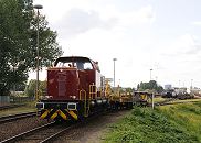 1487_4633  Auf dem Rangierbahnhof von Hamburg Rothenburgsort rangiert eine Gterlokomotive offene Gterwaggons auf den Gleisen. Im Hintergrund stehen Gterzge auf den Schienen.