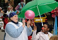 100_10_9975 Beim Umzug Fest der Kulturen haben auch die Kinder viel Spass - es wird whrend des Weges jongliert, gelacht und getanzt.