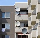 126_9087 Balkone in der Wilhelmsburger Wohnsiedlung Kirchdorf Sd. Satellitenschsseln sind an den Fenstern montiert - einige Jalousien schtzen vor der Sonne. Bettdecken sind zum Lften aus einem Fenster gehngt. www.fotos-hamburg.de