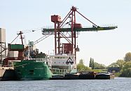 162_6934 Am Reiherstiegkai der der HaBeMa Futtermittelmhle in Hamburg Wilhelmsburg liegt der Massengutfrachter ARKLOW RAVEN und wird ber die Krananlge entladen - lngseits des Frachtschiffs haben Binnenschiffe festgemacht; die Ladeabdeckungen sind geffnet. 