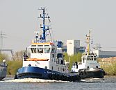 169_5948 Die beiden Schlepper FAIRPLAY VI und HANS fahren auf dem Reiherstieg, um ein dort abfahrbereites Frachtschiff auf dem engen Wasserweg ber die Rethe in die Elbe zu Schleppen.
