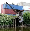 172_0807 Containerlager mit leeren Containern am Ufer des Schmidtkanals. Ein alter, verrotteter Hafenkran zeugt davon, dass dort ursprnglich Gter von Schuten gelscht und an Land gehievt wurden.  