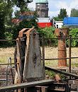 177_0419 Die Mechanik der historischen Schleuse am Schmidt-Kanal ist verrostet und nicht mehr funktionstchtig. Im Hintergrund der Wilhelmsburger Wasserturm. 