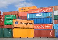 181_0232 Containerlager mit Leercontainern am Reiherstieg - die grossen Stahlbehlter haben die Farben der Reedereien, die Schriftzge voni HAPAG_LLOYD, EVERGREEN, HAMBUERG SD und GRIMALDI GROUP sind zu erkennen. Die leeren Container sind auf sechs Ebenen bereinander gestapelt.