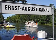 55_8644 Anleger am Ernst-August-Kanal - ein Motorboot kommt vom Sportboothafen in der Wilhelmsburger Doveelbe und fhrt Richtung Schleuse. Im Hintergrund Schwne als Tretboot und Leihkanus. www.fotograf-hamburg.com