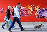 92_9719 Fussgnger mit Hund unterqueren die Wilhelmsburger Reichsstrasse im Fugngertunnel - an der Mauer ist ein Graffiti mit Teufel angesprht.  www.fotos-hamburg.de