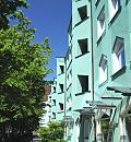 95_9443 Expressionistische Architektur in Hamburg- Wilhelmsburg. Die Hausfassade ist in Trkis gehalten - die Balkone, Fenster und Tren sind mit spitz zulaufendem Erker oder Spitzdach versehen. www.bilder-hamburg.de