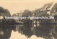 11_21566 Bergedorfer Serrahn ca. 1880; dicht gedrngt stehen die alten Huser am Wasser - in der linken Bildmitte ist das Brckengelnder an der Holstenstrasse zu erkennen.  www.hamburger-fotoarchiv.de