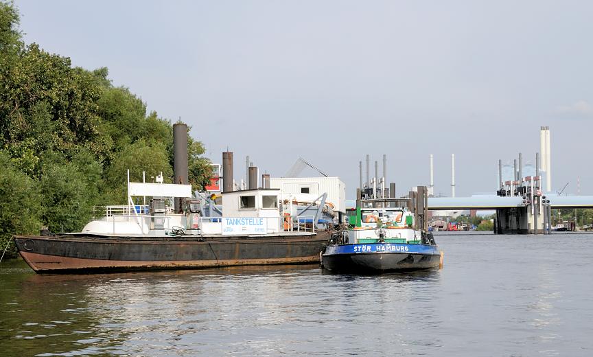 01156_7711 Bunkerboot, Bootstankstelle in Hamburg Entenwerder - das Binnenschiff STR mit Heimathafen Hamburg hat lngsseits festgemacht; im Hintergrund das Sperrwerk Billwerder Bucht.