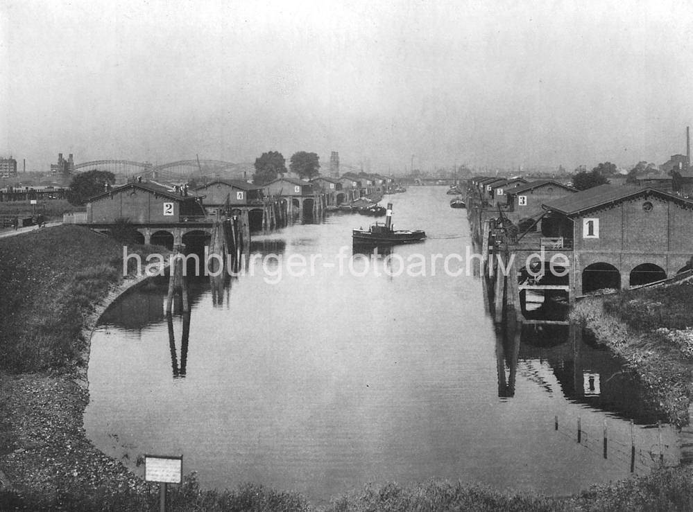 01159_45344 Historisches Bild vom Entenwerder Zollhafen ca. 1890; die Abfertigungsgebude sind mit Nummern versehen, die Anleger mit Dalben geschtzt - ein Schlepper kreuzt das Hafenbecken. Im Hintergrund die Bgen der Elbbrcke ber die Norderelbe. 