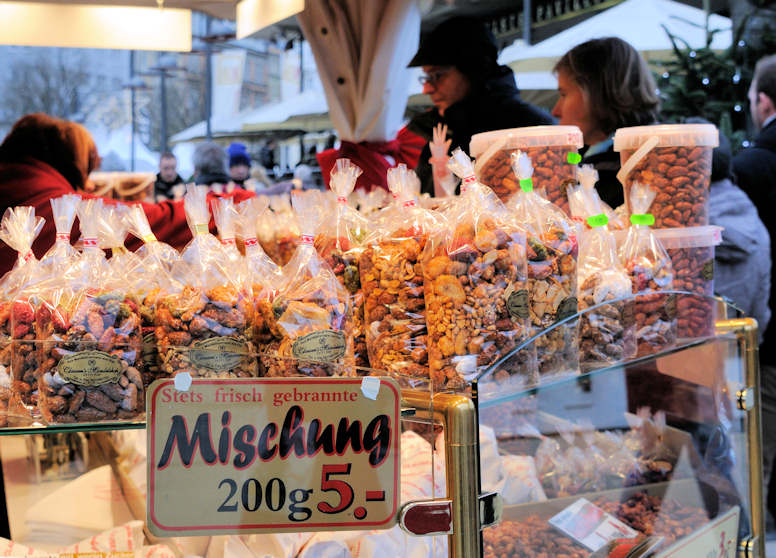 6714_0995 Weihnachtsmarkt Hamburg - Verkauf von Nüssen und Knabberkram 