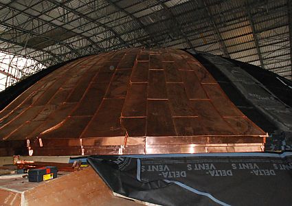 011_17352 - mit mehr als 7 Tonnen Kupfer wird die Kuppel des Elbtunnels auf der Seite der St. Pauli Landungsbrcken gedeckt.