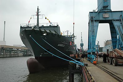011_14418 - die MS Angela am Kai der Norderwerft im Hamburger Freihafen im Ellerholzdamm. Das 134m lange Containerschiff kann als Ladung 868 20-Fuss Container aufnehmen und wird als Zuliefererschiff die grossen Transportschiffe eingesetzt.
