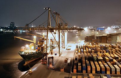 011_15288 - der Hamburger Hafen liegt mit z. Zt. 8.1 Mio TEU weltweit auf Platz acht der Containerhfen. TEU = Container, die 20 Fu Lnge (6,096 m) + die Breite von 8 Fu ( 2,44 m) haben; (Twenty-foot Equivalent Unit)