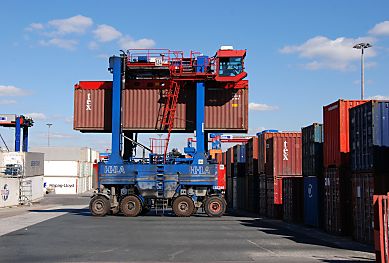 011_15457 - der Portalstapelwagen fhrt in die Containerreihe ein, in der der Container gelagert werden soll.