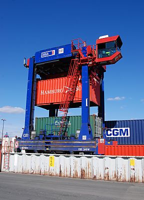 011_15458 - der Fahrer vom Portalhubstapelwagen hat in seiner Kanzel freien Blick ber das Containerlager. 