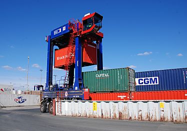 011_15460 - mit dem straddle carrier knnen Container dreifach bereinander gestapelt werden.  