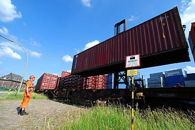 011_15721 - der grosse Container wird ber dem Transportwagen der Bahn positioniert.