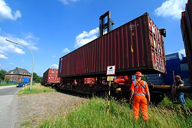 011_15723 - Beladung eines Gterzugs mit Container im Hafengebiet von Hamburg.