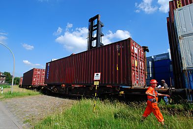 011_15725 - nachdem der Container seine Platz gefunden hat, fhrt die Lokomotive den Gterzug einen Waggon vor, damit der nchste leeren Wagen beladen werden kann.