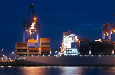 011_15872 - Nachtaufnahme vom Ballinkai des Containerterminals  Altenwerder. Die Containerbrcke entldt die Container am Heck des Schiffs.