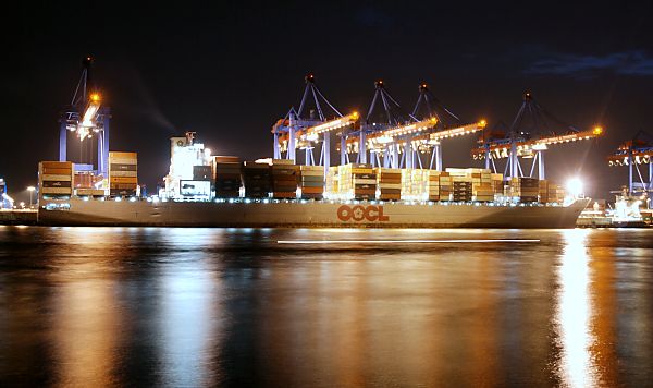011_15873 - im Hamburger Containerhafen Altenwerder wird die ganze Nacht durchgearbeitet, damit die Fracht schnell gelscht und die Containerriesen neu beladen werden knnen. 