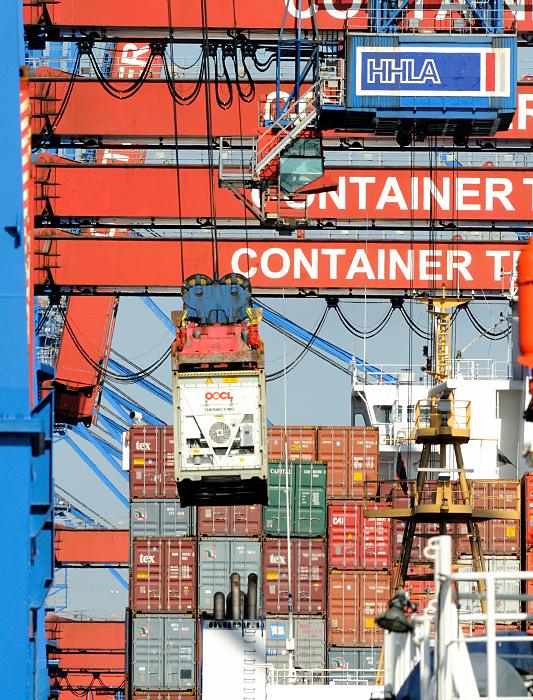 Bilder vom Hamburger Containerhafen Container hngt ber dem Deck eines Frachters.  Bilder vom Hamburger Containerhafen Container hngt ber dem Deck eines Frachters. 