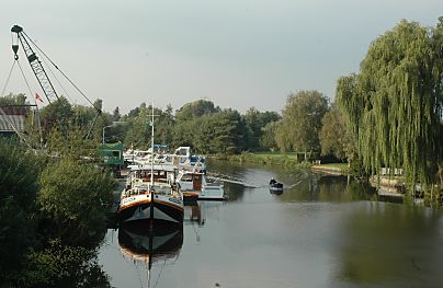011_15009 - Hafen an der Dove Elbe; Weiden am Ufer, ein Motorboot fhrt Richtung Neuengamme.