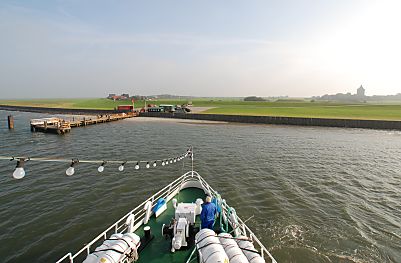011_15061 - das Fhrschiff erreicht die Hamburger Insel Neuwerk; re. im Hintergrund der mchtige Wehrturm der Insel.