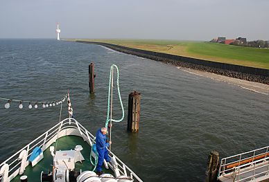 011_15062 - die Fhre von Cuxhaven legt in Neuwerk an; im Hintergrund der Radarturm. 