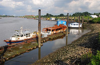 11_15741 - Schiffe liegen an Schwimmpontons am Berliner Ufer des Spreehafens 