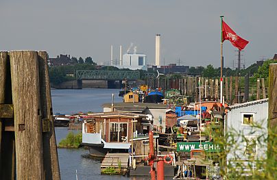 011_15744 - Blick ber das Berliner Ufer mit seinen vielen Hausbooten - im Hintergrund das Heizkraftwerk von Tiefstack. 