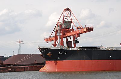 011_15984 - der Schttgutfrachter KOHO im Sandauer Hafen  - mit der beweglichen Krananlage wird das Frachtschiff gelscht.