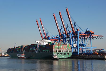 11_17416 - das Containerschiff Ever Chivalry legt am Burchardkai im Hamburger Hafen an - zwei Schlepper drcken das 334 m und 43m breite Schiff vorsichtig an seinen Liegeplatz.  Der Frachter kann 8073 TEU Container transportieren. Noch sind die Ausleger der Containerbrcke hoch gefahren. 