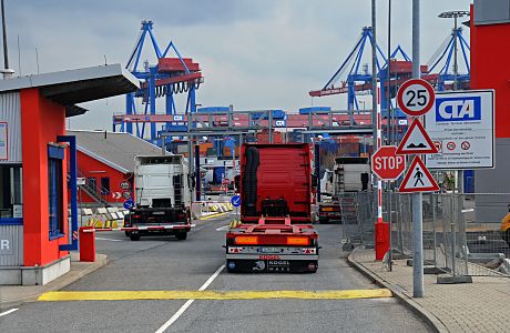 011_17456 - Landseite des Container Terminal Altenwerder CTA - leere Tieflader fahren durch die Einfahrt des Terminals um ihre Fracht abzuholen. Im Hintergrund sind die Containerbrcken am Ballinkai zu erkennen.