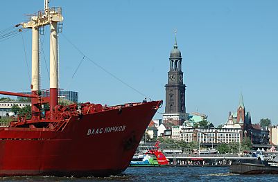 011_14250 - ein russisches Frachtschiff luft in den Hamburger Hafen ein; im Hintergrund das Wahrzeichen Hamburgs die St. Michaeliskirche, auch Michel genannt; re. davon die Gustaf-Adolf-Kirche.