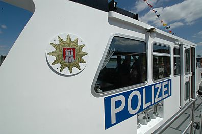 011_14660 - Wappen der Polizei Hamburg und Schriftzug an Bord des Einsatzboots WS 35