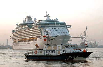 011_14886 - das Kreuzfahrtschiff Freedom of the Seas, begleitet von einem Boot der Wasserschutzpolizei Hamburg - im Hintergrund Werftanlagen. 