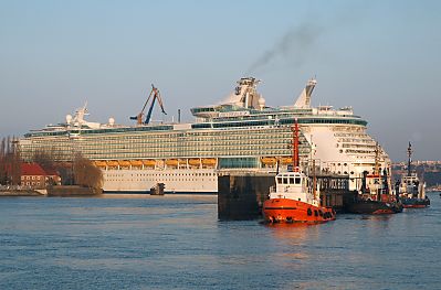011_14888 - die Freedom of the Seas dockt in das Trockendock der Werft Bohm und Voss ein; im Vordergrund transportieren drei Schlepper den Verschluss, mit dem das Dock hinter dem Schiff geschlossen wird. 