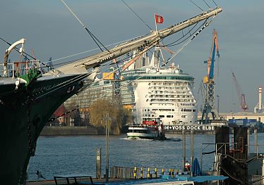 011_14889 - das Kreuzfahrtschiff ist in der Werft eingedockt; im Vordergrund der Bug + Galionsfigur vom historischen Segelschiff Rickmer Rickmers. 