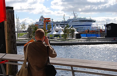 011_15728 - dein Hamburg Tourist fotografiert von der Dalmannkaipromenade / Vasco-da-Gama-Platz aus ber den Grasbrookhafen zum Cruise Center, an dem die AIDAvita fest gemacht hat. 
