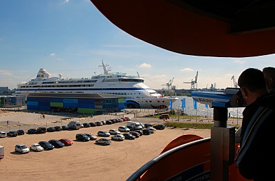 011_15729 - Schaulustige Hamburg Touristen stehen auf dem View Point und sehen durch das dort installierte Fernrohr zum Kreuzfahrtschiff am Hamburger Terminal. 