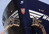 26_x9837 Das Schiff WAPPEN VON FRANKFURT liegt im Dock; zwei Werftarbeiter stehen auf Hebebhnen und streichen die Streifen am Bug des Schiffes weiss. In der Mitte ist das Wappen der Stadt Frankfurt mit dem gekrnten Adler auf rotem Grund zu erkennen.