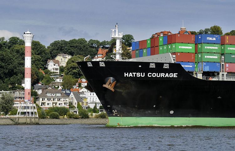 11_21430 Schiffsfotografie aus Hamburgs : Schiffsbug vor dem Leuchtturm von Hamburg Blankenese _ Schiffsbug mit Anker der Hatsu Courage vor dem Leuchtturm / Leuchtfeuer von Hamburg Blankenese. Der Containerfrachter Hatsu Courage ist 334,00 m lang und 42,80m breit und fhrt 25 Knoten / kn. Der Frachter lief 2005 vom Stapel und hat bei einem Tiefgang von 14,50 m eine gross tonnage von 90449 und eine nett tonnage von 55452; er kann 8073 Standartcontainern / TEU Ladung an Bord nehmen.  www.bildarchiv-hamburg.de